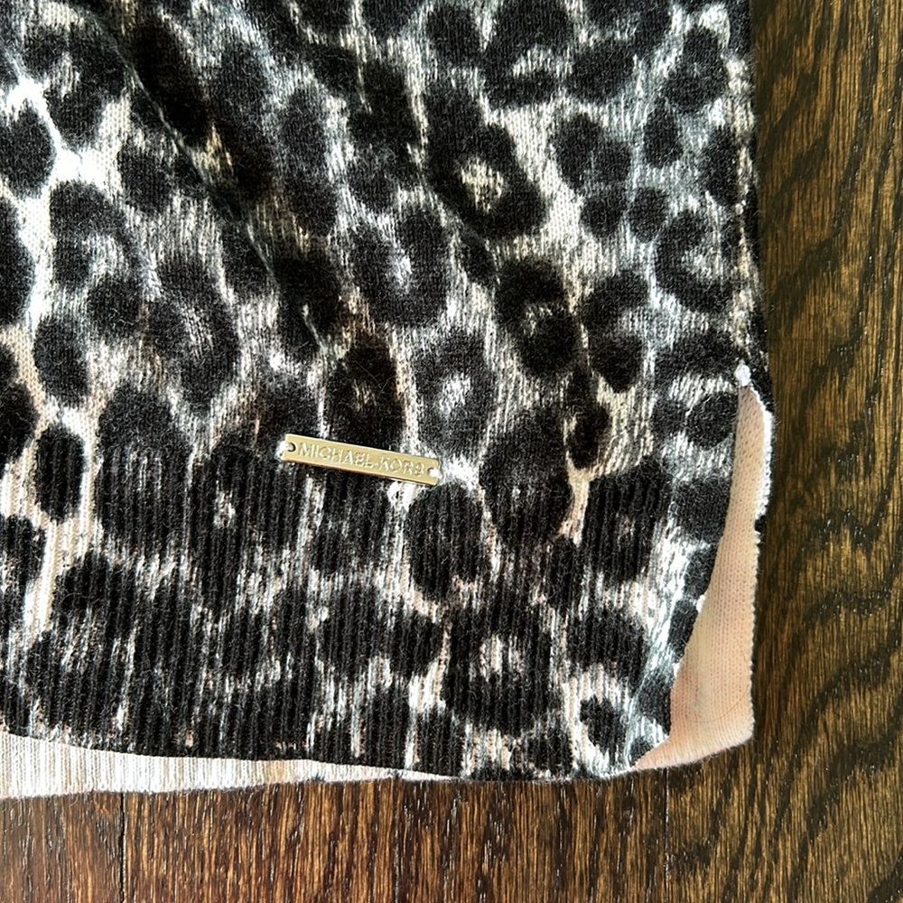 Michael Kors black animal print long sleeve v-neck sweater size small - Picture 3 of 7